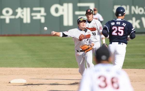 문규현선수의 병살플레이